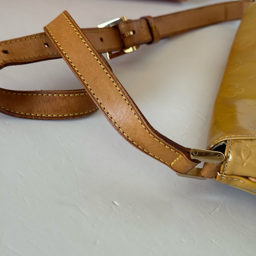 Authentic Louis Vuitton Vernis Thompson Shoulder Bag with Classic Design. - Picture 4 of 14